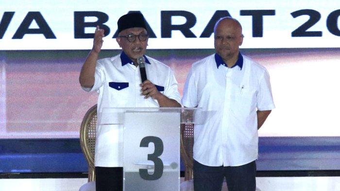 Pasangan calon nomor urut 3, Ahmad Syaikhu-Ilham Habibie menyampaikan visi dan misi dalam Debat Publik Perdana Calon Gubernur dan Wakil Gubernur Provinsi Jawa Barat 2024, di Graha Sanusi Hardjadinata, Universitas Padjadjaran, Kota Bandung, Jawa Barat, Senin (11/11/2024) malam.