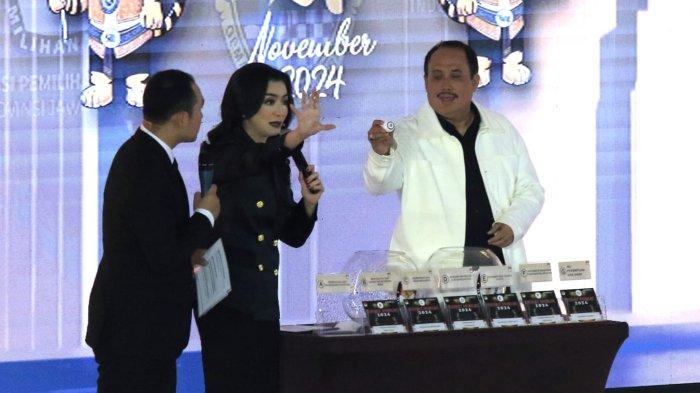 Calon nomor urut 2, Jeje Wiradinata mengambil nomor pertanyaan dalam Debat Publik Perdana Calon Gubernur dan Wakil Gubernur Provinsi Jawa Barat 2024, di Graha Sanusi Hardjadinata, Universitas Padjadjaran, Kota Bandung, Jawa Barat, Senin (11/11/2024) malam.