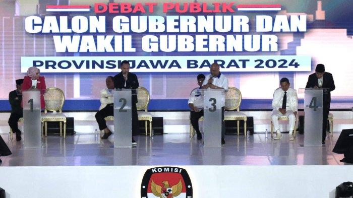 Empat calon wakil gubernur, yakni nomor urut 1 Gitalis Dwinatarina, nomor urut 2 Ronal Surapradja, nomor urut 3 Ilham Habibie dan nomor urut 4 Erwan Setiawan tampil pada sesi debat calon wakil gubernur dalam Debat Publik Perdana Calon Gubernur dan Wakil Gubernur Provinsi Jawa Barat 2024, di Graha Sanusi Hardjadinata, Universitas Padjadjaran, Kota Bandung, Jawa Barat, Senin (11/11/2024) malam.