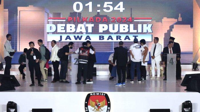 Empat pasangan calon, yakni paslon nomor urut 1 Acep Adang Ruhiat-Gitalis Dwinatarina, nomor urut 2 Jeje Wiradinata-Ronal Surapradja, nomor urut 3 Ahmad Syaikhu-Ilham Habibie dan nomor urut 4 Dedi Mulyadi-Erwan Setiawan mendapat arahan dari timnya saat waktu jeda istirahat dalam Debat Publik Perdana Calon Gubernur dan Wakil Gubernur Provinsi Jawa Barat 2024, di Graha Sanusi Hardjadinata, Universitas Padjadjaran, Kota Bandung, Jawa Barat, Senin (11/11/2024) malam.