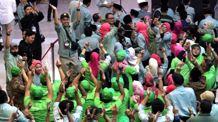 Pendukung nomor urut 1 memberikan dukungan kepada pasangan calon Acep Adang Ruhiat-Gitalis Dwinatarina dalam Debat Publik Perdana Calon Gubernur dan Wakil Gubernur Provinsi Jawa Barat 2024, di Graha Sanusi Hardjadinata, Universitas Padjadjaran, Kota Bandung, Jawa Barat, Senin (11/11/2024) malam.