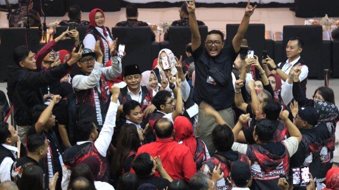 Pendukung nomor urut 2 memberikan dukungan kepada pasangan calon Jeje Wiradinata-Ronal Surapradja dalam Debat Publik Perdana Calon Gubernur dan Wakil Gubernur Provinsi Jawa Barat 2024, di Graha Sanusi Hardjadinata, Universitas Padjadjaran, Kota Bandung, Jawa Barat, Senin (11/11/2024) malam.