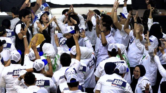 Pendukung nomor urut 3 memberikan dukungan kepada pasangan calon Ahmad Syaikhu-Ilham Habibie dalam Debat Publik Perdana Calon Gubernur dan Wakil Gubernur Provinsi Jawa Barat 2024, di Graha Sanusi Hardjadinata, Universitas Padjadjaran, Kota Bandung, Jawa Barat, Senin (11/11/2024) malam.