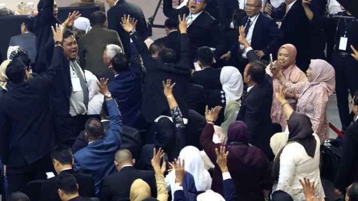 Pendukung nomor urut 4 memberikan dukungan kepada pasangan calon Dedi Mulyadi-Erwan Setiawan dalam Debat Publik Perdana Calon Gubernur dan Wakil Gubernur Provinsi Jawa Barat 2024, di Graha Sanusi Hardjadinata, Universitas Padjadjaran, Kota Bandung, Jawa Barat, Senin (11/11/2024) malam.