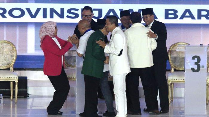 Empat pasangan calon, yakni paslon nomor urut 1 Acep Adang Ruhiat-Gitalis Dwinatarina, nomor urut 2 Jeje Wiradinata-Ronal Surapradja, nomor urut 3 Ahmad Syaikhu-Ilham Habibie dan nomor urut 4 Dedi Mulyadi-Erwan Setiawan saling bersalaman setelah selesai Debat Publik Perdana Calon Gubernur dan Wakil Gubernur Provinsi Jawa Barat 2024, di Graha Sanusi Hardjadinata, Universitas Padjadjaran, Kota Bandung, Jawa Barat, Senin (11/11/2024) malam.