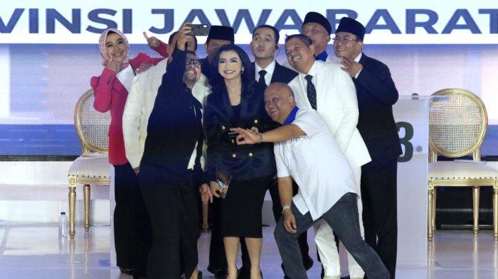 Empat pasangan calon, yakni paslon nomor urut 1 Acep Adang Ruhiat-Gitalis Dwinatarina, nomor urut 2 Jeje Wiradinata-Ronal Surapradja, nomor urut 3 Ahmad Syaikhu-Ilham Habibie dan nomor urut 4 Dedi Mulyadi-Erwan Setiawan berfoto bersama pembawa acara seusai mengikuti Debat Publik Perdana Calon Gubernur dan Wakil Gubernur Provinsi Jawa Barat 2024, di Graha Sanusi Hardjadinata, Universitas Padjadjaran, Kota Bandung, Jawa Barat, Senin (11/11/2024) malam.