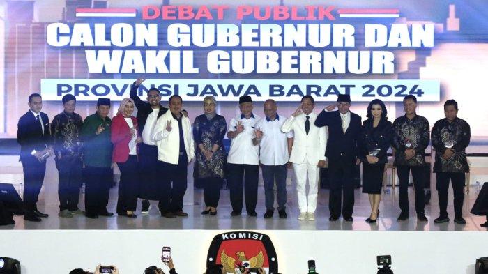 Empat pasangan calon, yakni paslon nomor urut 1 Acep Adang Ruhiat-Gitalis Dwinatarina, nomor urut 2 Jeje Wiradinata-Ronal Surapradja, nomor urut 3 Ahmad Syaikhu-Ilham Habibie dan nomor urut 4 Dedi Mulyadi-Erwan Setiawan berfoto bersama jajaran KPU Provinsi Jawa Barat setelah selesai Debat Publik Perdana Calon Gubernur dan Wakil Gubernur Provinsi Jawa Barat 2024, di Graha Sanusi Hardjadinata, Universitas Padjadjaran, Kota Bandung, Jawa Barat, Senin (11/11/2024) malam.