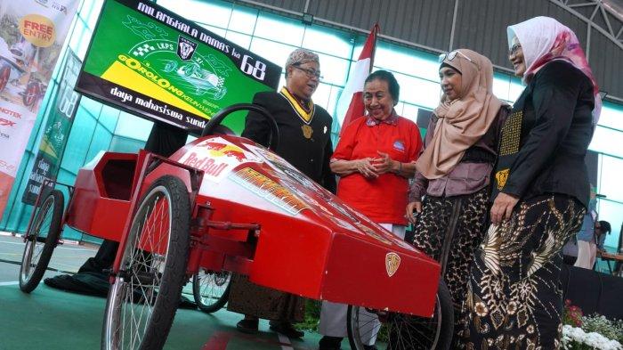 Ketua Umum Korps Alumni Daya Mahasiswa Sunda (Kadamas), Nursalim (kiri) dan Ketua Panitia Lomba Kereta Peti Sabun (LKPS) XI 2024, Nana Betty Horstink (kedua dari kanan) berbincang bersama sesepuh sekaligus tokoh Jawa Barat, Popong Otje Djundjunan atau Ceu Popong (kedua dari kiri) sambil melihat kereta peti sabun yang dipamerkan pada acara Milangkala Ke-68 Damas di Gedung Pakuan, Kota Bandung, Jawa Barat, Sabtu (16/11/2024).