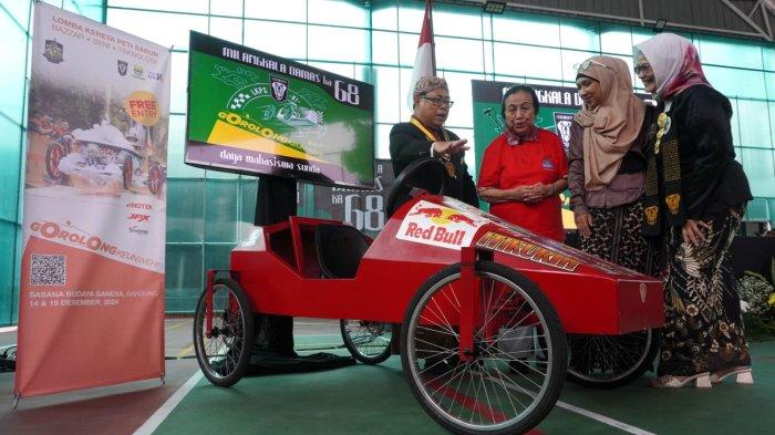 Ketua Umum Korps Alumni Daya Mahasiswa Sunda (Kadamas), Nursalim (kiri) dan Ketua Panitia Lomba Kereta Peti Sabun (LKPS) XI 2024, Nana Betty Horstink (kedua dari kanan) berbincang bersama sesepuh sekaligus tokoh Jawa Barat, Popong Otje Djundjunan atau Ceu Popong (kedua dari kiri) sambil melihat kereta peti sabun yang dipamerkan pada acara Milangkala Ke-68 Damas di Gedung Pakuan, Kota Bandung, Jawa Barat, Sabtu (16/11/2024).