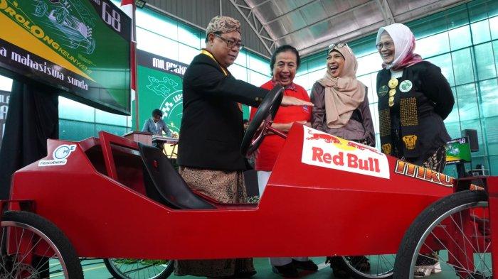 Ketua Umum Korps Alumni Daya Mahasiswa Sunda (Kadamas), Nursalim (kiri) dan Ketua Panitia Lomba Kereta Peti Sabun (LKPS) XI 2024, Nana Betty Horstink (kedua dari kanan) berbincang bersama sesepuh sekaligus tokoh Jawa Barat, Popong Otje Djundjunan atau Ceu Popong (kedua dari kiri) sambil melihat kereta peti sabun yang dipamerkan pada acara Milangkala Ke-68 Damas di Gedung Pakuan, Kota Bandung, Jawa Barat, Sabtu (16/11/2024).