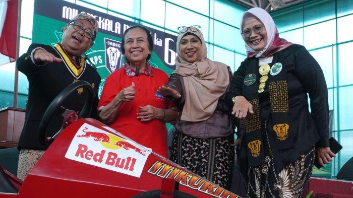 Ketua Umum Korps Alumni Daya Mahasiswa Sunda (Kadamas), Nursalim (kiri) dan Ketua Panitia Lomba Kereta Peti Sabun (LKPS) XI 2024, Nana Betty Horstink (kedua dari kanan) berfoto bersama sesepuh sekaligus tokoh Jawa Barat, Popong Otje Djundjunan atau Ceu Popong (kedua dari kiri) di samping kereta peti sabun yang dipamerkan pada acara Milangkala Ke-68 Damas di Gedung Pakuan, Kota Bandung, Jawa Barat, Sabtu (16/11/2024).
