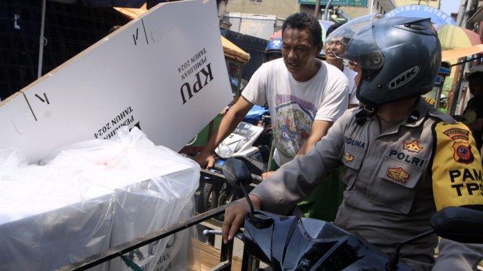 Petugas mendistribusikan logistik Pemilihan Kepala Daerah (Pilkada) Serentak 2024 ke setiap Tempat Pemungutan Suara (TPS) di wilayah Kelurahan Babakan Asih, Kecamatan Bojongloa Kaler, Kota Bandung, Jawa Barat, Selasa (16/11/2024).