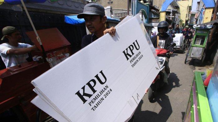 Petugas mendistribusikan logistik Pemilihan Kepala Daerah (Pilkada) Serentak 2024 ke setiap Tempat Pemungutan Suara (TPS) di wilayah Kelurahan Babakan Asih, Kecamatan Bojongloa Kaler, Kota Bandung, Jawa Barat, Selasa (16/11/2024).