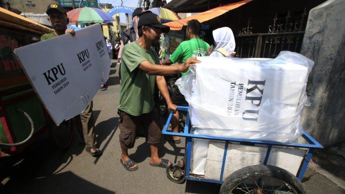 Petugas mendistribusikan logistik Pemilihan Kepala Daerah (Pilkada) Serentak 2024 ke setiap Tempat Pemungutan Suara (TPS) di wilayah Kelurahan Babakan Asih, Kecamatan Bojongloa Kaler, Kota Bandung, Jawa Barat, Selasa (16/11/2024).