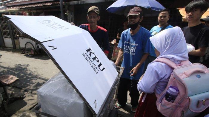 Petugas mendistribusikan logistik Pemilihan Kepala Daerah (Pilkada) Serentak 2024 ke setiap Tempat Pemungutan Suara (TPS) di wilayah Kelurahan Babakan Asih, Kecamatan Bojongloa Kaler, Kota Bandung, Jawa Barat, Selasa (16/11/2024).