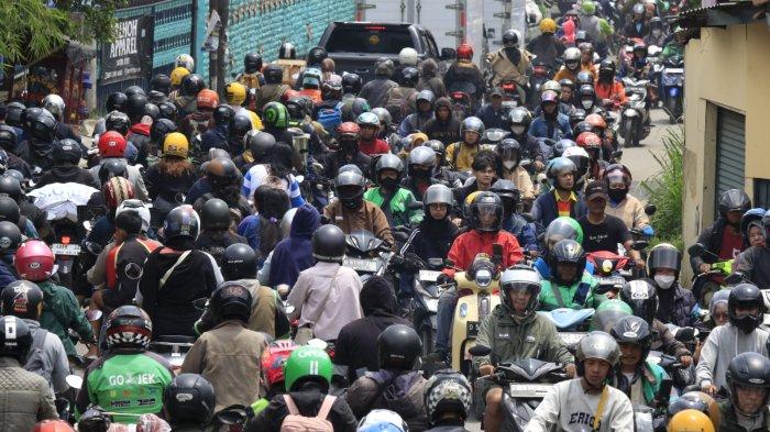 Kendaraan bermotor terjebak kemacetan saat melintas di Jalan Sayuran, Desa Cangkuang Kulon, Kecamatan Dayeuhkolot, Kabupaten Bandung, Jawa Barat, Sabtu (23/11/2024).