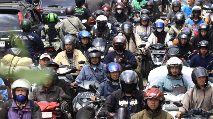 Kendaraan bermotor terjebak kemacetan saat melintas di Jalan Sayuran, Desa Cangkuang Kulon, Kecamatan Dayeuhkolot, Kabupaten Bandung, Jawa Barat, Sabtu (23/11/2024).