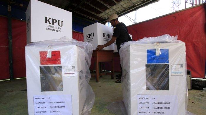 Petugas Kelompok Penyelenggara Pemungutan Suara (KPPS) mempersiapkan Tempat Pengutan Suara (TPS) 06, di Taman Ceria, RT 02 RW 04, Kampung Bojongasih, Desa/Kecamatan Dayeuhkolot, Kabupaten Bandung, Jawa Barat, Selasa (26/11/2024).