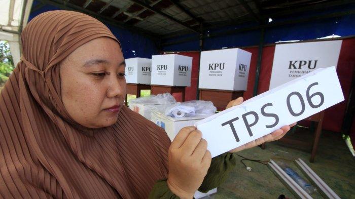 Petugas Kelompok Penyelenggara Pemungutan Suara (KPPS) mempersiapkan Tempat Pengutan Suara (TPS) 06, di Taman Ceria, RT 02 RW 04, Kampung Bojongasih, Desa/Kecamatan Dayeuhkolot, Kabupaten Bandung, Jawa Barat, Selasa (26/11/2024).