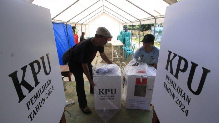 Petugas Kelompok Penyelenggara Pemungutan Suara (KPPS) mempersiapkan Tempat Pengutan Suara (TPS) 06, di Taman Ceria, RT 02 RW 04, Kampung Bojongasih, Desa/Kecamatan Dayeuhkolot, Kabupaten Bandung, Jawa Barat, Selasa (26/11/2024).