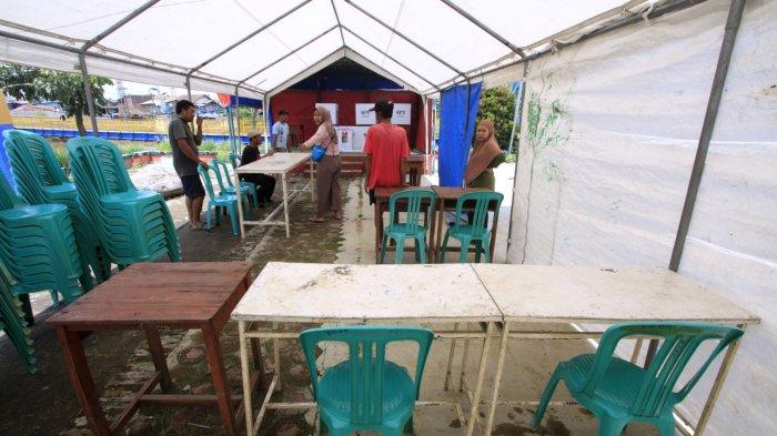 Petugas Kelompok Penyelenggara Pemungutan Suara (KPPS) mempersiapkan Tempat Pengutan Suara (TPS) 06, di Taman Ceria, RT 02 RW 04, Kampung Bojongasih, Desa/Kecamatan Dayeuhkolot, Kabupaten Bandung, Jawa Barat, Selasa (26/11/2024).