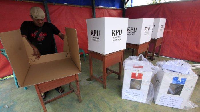 Petugas Kelompok Penyelenggara Pemungutan Suara (KPPS) mempersiapkan Tempat Pengutan Suara (TPS) 06, di Taman Ceria, RT 02 RW 04, Kampung Bojongasih, Desa/Kecamatan Dayeuhkolot, Kabupaten Bandung, Jawa Barat, Selasa (26/11/2024).