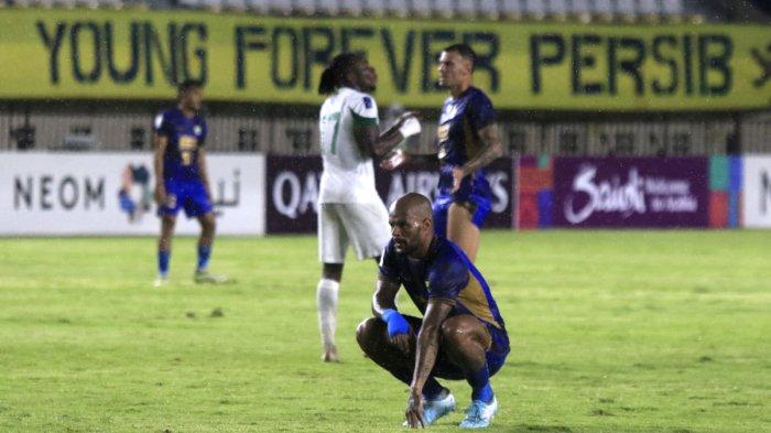 Pemain Persib Bandung, David Da Silva jongkok menghadap ke arah gawang Zhejiang setelah gagal mencetak gol pada laga pamungkas Grup F AFC Champions League Two (ACL 2) 2024, di Stadion Si Jalak Harupat, Kabupaten Bandung, Kamis (5/12/2024).
