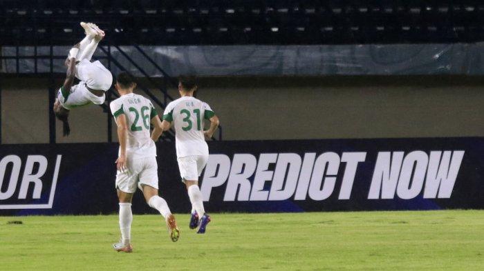 Pemain Zhejiang, Evrard Kouassi melakukan selebrasi salto setelah mencetak gol ke gawang Persib Bandung menit ke-22 pada laga pamungkas Grup F AFC Champions League Two (ACL 2) 2024, di Stadion Si Jalak Harupat, Kabupaten Bandung, Kamis (5/12/2024).