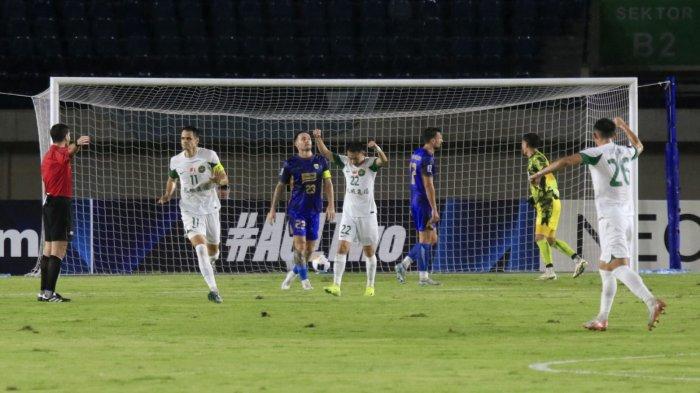 Pemain Zhejiang merayakan gol yang dicetak rekannya, Franko Andijasevic (kedua kiri) menit ke-15 ke gawang Persib Bandung pada laga pamungkas Grup F AFC Champions League Two (ACL 2) 2024, di Stadion Si Jalak Harupat, Kabupaten Bandung, Kamis (5/12/2024).