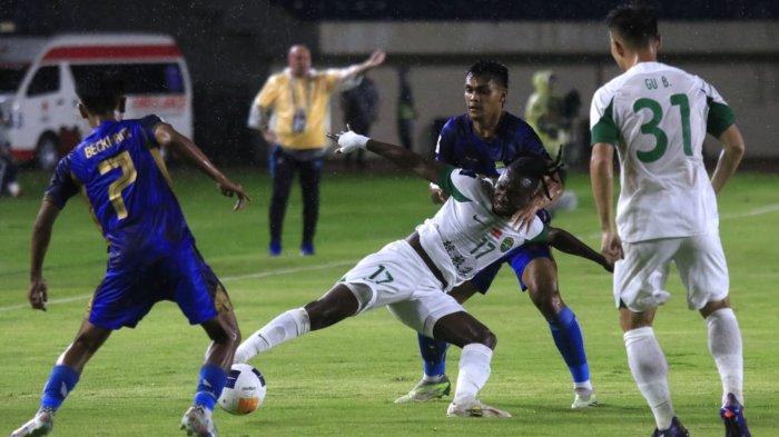 Pemain Persib Bandung, Rachmat Irianto dan Beckham Putra berusaha merebut bola dari pemain Zhejiang, Jean Evrard Kouassi pada laga pamungkas Grup F AFC Champions League Two (ACL 2) 2024, di Stadion Si Jalak Harupat, Kabupaten Bandung, Kamis (5/12/2024).