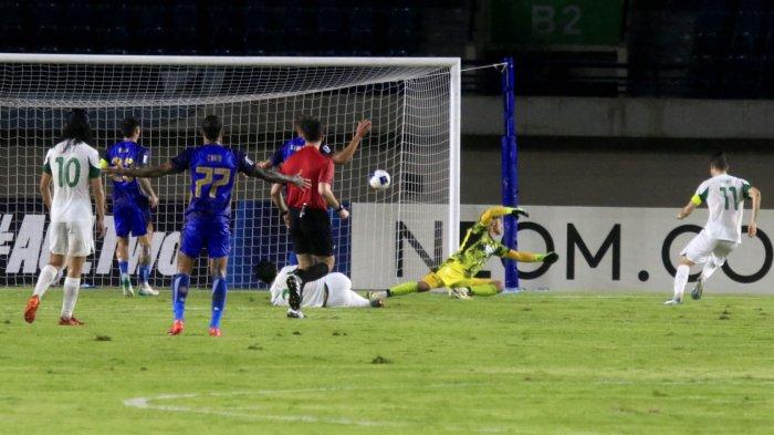 Pemain Zhejiang, Franko Andijasevic berhasil mencetak gol ke gawang Persib Bandung menit ke-39 pada laga pamungkas Grup F AFC Champions League Two (ACL 2) 2024, di Stadion Si Jalak Harupat, Kabupaten Bandung, Kamis (5/12/2024).