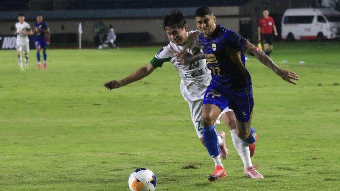 Pemain Persib Bandung, Ciro Alves berebut bola dengan pemain Zhejiang, Wang Dongseng pada laga pamungkas Grup F AFC Champions League Two (ACL 2) 2024, di Stadion Si Jalak Harupat, Kabupaten Bandung, Kamis (5/12/2024).