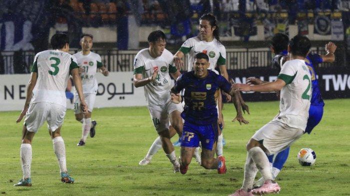 Pemain Persib Bandung, Ciro Alves terpelanting saat berebut bola dengan pemain Zhejiang, Wu Wei dan Li Tixiang pada laga pamungkas Grup F AFC Champions League Two (ACL 2) 2024, di Stadion Si Jalak Harupat, Kabupaten Bandung, Kamis (5/12/2024).