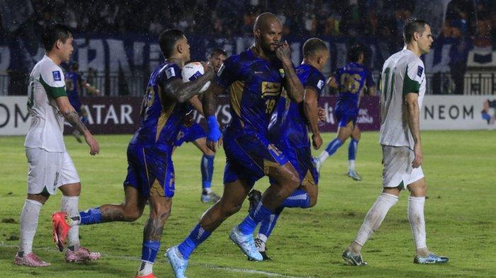 Pemain Persib Bandung, David Da Silva melakukan selebrasi setelah berhasil mencetak gol ke gawang Zhejiang menit ke-70 pada laga pamungkas Grup F AFC Champions League Two (ACL 2) 2024, di Stadion Si Jalak Harupat, Kabupaten Bandung, Kamis (5/12/2024).