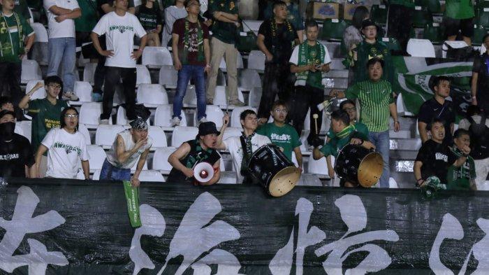 Suporter Zhejiang memberikan dukungan kepada tim kesayangannya saat menghadapi Persib Bandung pada laga pamungkas Grup F AFC Champions League Two (ACL 2) 2024, di Stadion Si Jalak Harupat, Kabupaten Bandung, Kamis (5/12/2024).