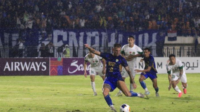 Pemain Persib Bandung, Tyronne Gustavo berhasil mencetak gol ke gawang Zhejiang lewat eksekusi penalti menit ke-90+5 pada laga pamungkas Grup F AFC Champions League Two (ACL 2) 2024, di Stadion Si Jalak Harupat, Kabupaten Bandung, Kamis (5/12/2024).