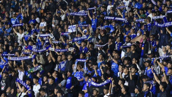 Bobotoh memberikan dukungan kepada tim kesayangannya Persib Bandung saat menghadapi Zhejiang pada laga pamungkas Grup F AFC Champions League Two (ACL 2) 2024, di Stadion Si Jalak Harupat, Kabupaten Bandung, Kamis (5/12/2024).