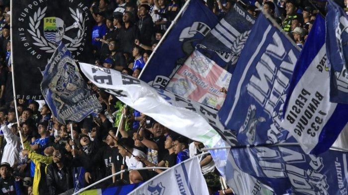 Bobotoh memberikan dukungan kepada tim kesayangannya Persib Bandung saat menghadapi Zhejiang pada laga pamungkas Grup F AFC Champions League Two (ACL 2) 2024, di Stadion Si Jalak Harupat, Kabupaten Bandung, Kamis (5/12/2024).