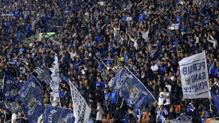 Bobotoh memberikan dukungan kepada tim kesayangannya Persib Bandung saat menghadapi Zhejiang pada laga pamungkas Grup F AFC Champions League Two (ACL 2) 2024, di Stadion Si Jalak Harupat, Kabupaten Bandung, Kamis (5/12/2024).