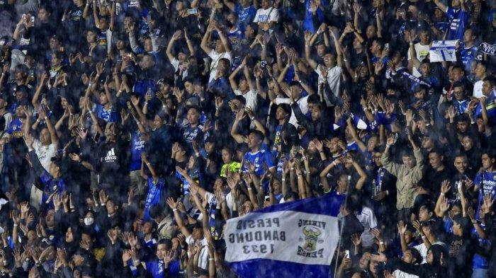 Bobotoh memberikan dukungan kepada tim kesayangannya Persib Bandung saat menghadapi Zhejiang pada laga pamungkas Grup F AFC Champions League Two (ACL 2) 2024, di Stadion Si Jalak Harupat, Kabupaten Bandung, Kamis (5/12/2024).