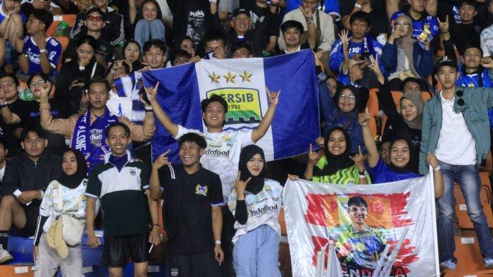 Bobotoh memberikan dukungan kepada tim kesayangannya Persib Bandung saat menghadapi Zhejiang pada laga pamungkas Grup F AFC Champions League Two (ACL 2) 2024, di Stadion Si Jalak Harupat, Kabupaten Bandung, Kamis (5/12/2024).