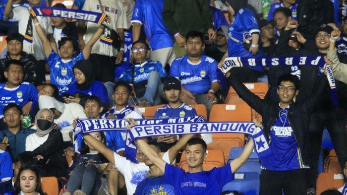 Bobotoh memberikan dukungan kepada tim kesayangannya Persib Bandung saat menghadapi Zhejiang pada laga pamungkas Grup F AFC Champions League Two (ACL 2) 2024, di Stadion Si Jalak Harupat, Kabupaten Bandung, Kamis (5/12/2024).