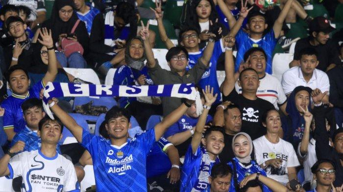 Bobotoh memberikan dukungan kepada tim kesayangannya Persib Bandung saat menghadapi Zhejiang pada laga pamungkas Grup F AFC Champions League Two (ACL 2) 2024, di Stadion Si Jalak Harupat, Kabupaten Bandung, Kamis (5/12/2024).