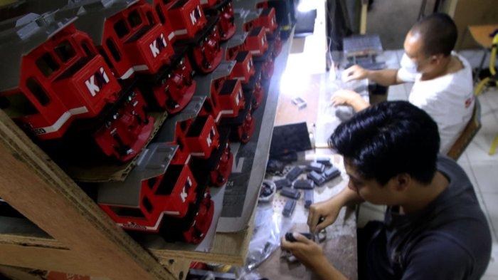 Perajin mengerjakan proses pembuatan miniatur kereta api di Jalan Haji Haris, Kelurahan Baros, Kecamatan Cimahi Tengah, Kota Cimahi, Senin (9/12/2024).