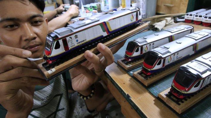 Perajin mengerjakan proses pembuatan miniatur kereta api di Jalan Haji Haris, Kelurahan Baros, Kecamatan Cimahi Tengah, Kota Cimahi, Senin (9/12/2024).