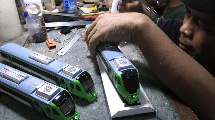Perajin mengerjakan proses pembuatan miniatur kereta api di Jalan Haji Haris, Kelurahan Baros, Kecamatan Cimahi Tengah, Kota Cimahi, Senin (9/12/2024).