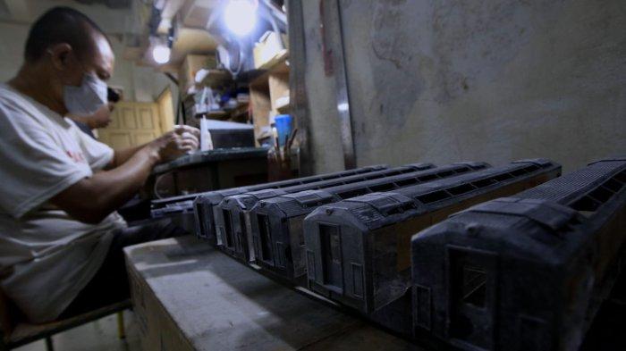 Perajin mengerjakan proses pembuatan miniatur kereta api di Jalan Haji Haris, Kelurahan Baros, Kecamatan Cimahi Tengah, Kota Cimahi, Senin (9/12/2024).
