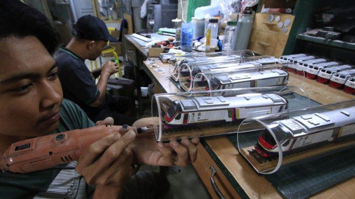 Perajin mengerjakan proses pembuatan miniatur kereta api di Jalan Haji Haris, Kelurahan Baros, Kecamatan Cimahi Tengah, Kota Cimahi, Senin (9/12/2024).