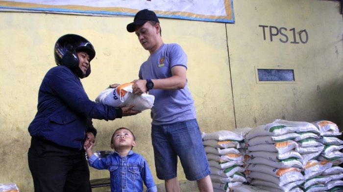 Warga penerima manfaat menerima beras saat penyaluran program Bantuan Pangan Cadangan Beras Pemerintah (CBP) Tahap III Tahun 2024 di bawah flyover Mochtar Kusumaatmadja (Pasupati), Kelurahan Tamansari, Kecamatan Bandung Wetan, Kota Bandung, Jawa Barat, Selasa (11/12/2024).