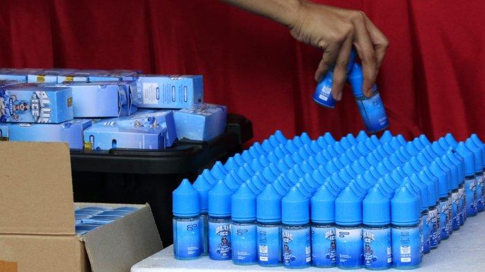 Petugas menggelar barang bukti ratusan botol plastik berisi liquid narkotika sebelum Konferensi Pers Pencapaian Desk Pemberantasan Narkoba Program Asta Cita Presiden RI, Pengungkapan Clandestine Lab Narkotika, di rumah yang dijadikan clandestine lab atau pabrik happy water dan liquid narkotika yang berhasil digerebek, di perumahan Podomoro Park Cluster Amagriya Eka 09 No 27, Kecamatan Bojongsoang, Kabupaten Bandung, Jawa Barat, Kamis (12/12/2024).